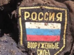 Художник висміяв російських батьків, які всім селом святкують похоронку сина з війни в Україні