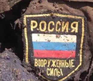 Художник висміяв російських батьків, які всім селом святкують похоронку сина з війни в Україні