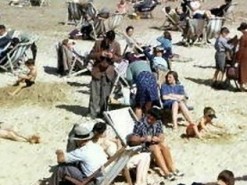 На снимке 1943 года нашли человека со смартфоном в руке