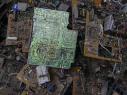 Великобритания призвала Amazon, Apple и других помочь в борьбе с тоннами электронных отходов