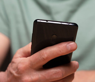 Названы лучшие компактные смартфоны