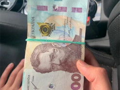 У Києві чоловік поповнив свої рахунки на 40 тис. грн грошима, пошкодженими на окупованих територіях