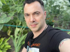 "Старий дід" Арестович святкує 47-річчя: у день народження показався на городі