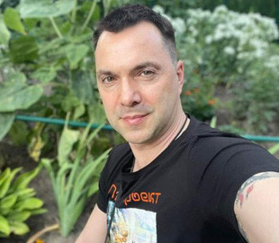 "Старий дід" Арестович святкує 47-річчя: у день народження показався на городі