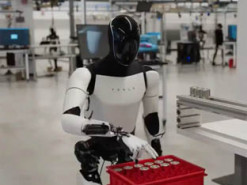 Ілон Маск заявив, що за рік на нього працюватимуть 1000 роботів гуманоїдів Optimus