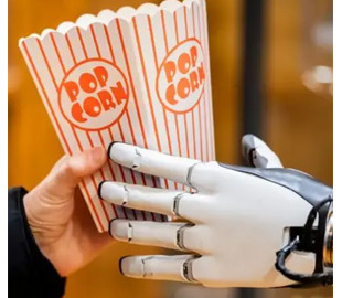 Tesla представила робота Optimus у Берліні: роздавав попкорн