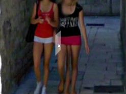 На панорамах Google обнаружили трехногую женщину-«мутанта»