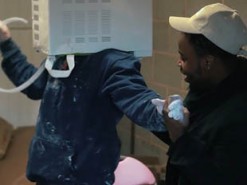 Застрявший головой в микроволновке блогер поплатится за собственную глупость