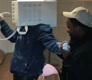 Застрявший головой в микроволновке блогер поплатится за собственную глупость