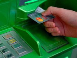 Мошенник снял деньги с забытой в банкомате карты