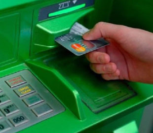 Мошенник снял деньги с забытой в банкомате карты