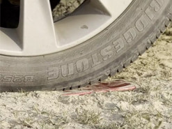 iPhone SE (2022) пережил наезд автомобиля весом более 1 тонны