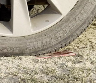 iPhone SE (2022) пережил наезд автомобиля весом более 1 тонны