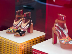 Amazon ризикує потрапити в халепу з туфлями на червоній підошві від Лубутена