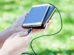 Авіакомпанії тепер вимагають перевезення павербанків лише в ручній поклажі