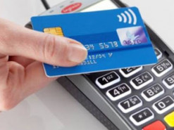 Более 7 тысяч гривен потратила женщина с найденной банковской карты в Запорожье