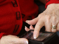 Мошенник во Львове обманул пенсионерку и устроил стрельбу на улице