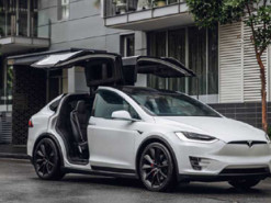 Власник Tesla вшив собі в руку ключ від автомобіля