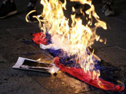 Google трижды проигнорировал РФ и не удалил видео, на котором одесситы сжигают флаг агрессора