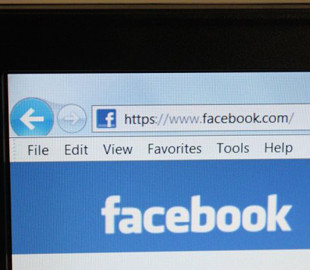 Facebook удаляет рекламные кампании Трампа