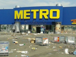 Спасибо "русскому миру": в сети показали, что осталось от разграбленного "Метро" в Донецке