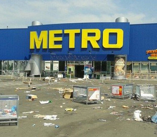 Спасибо "русскому миру": в сети показали, что осталось от разграбленного "Метро" в Донецке