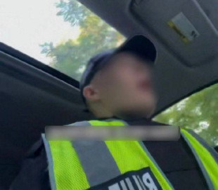 Столичні поліцейські притягнули до відповідальності ще одного відеопровокатора, який знімався у формі поліції