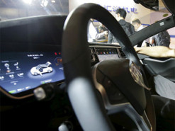 Tesla остановилась посреди оживленного шоссе и заблокировала водителя