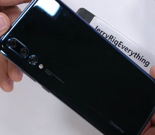 Смартфон Huawei P20 Pro лучше не сгибать