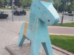 ''Любовь'' в Киеве: в сети показали, как во время Евро-2020 выглядят памятники фанатам сборной Швеции. Фото