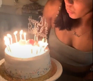 Девушка в TikTok показала, как порезать торт без ножа