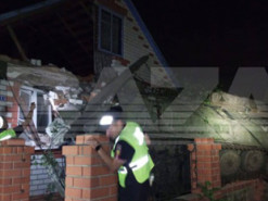 Під бєлгородом бронетранспортер протаранив приватний будинок