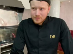 Український кухар, який працював у Катарі, вступив до ЗСУ і годує побратимів екзотичними стравами