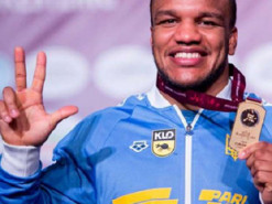 Жан Беленюк поділився у соцмережах зворушливим знімком з матір'ю