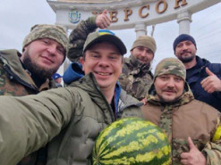 Дмитро Комаров з кавуном зробив селфі на в'їзді до Херсона і показав щасливих місцевих мешканців