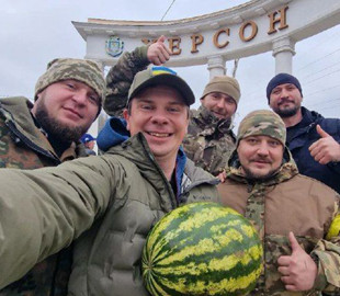 Дмитро Комаров з кавуном зробив селфі на в'їзді до Херсона і показав щасливих місцевих мешканців