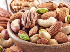 Гастроентеролог назвала найкорисніші продукти для перекушування на роботі