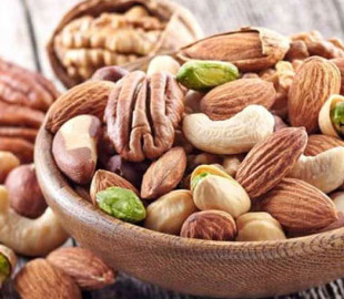 Гастроентеролог назвала найкорисніші продукти для перекушування на роботі