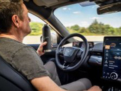 В будущем водителю не надо будет держаться за руль в Ford Mustang Mach E