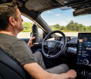 В будущем водителю не надо будет держаться за руль в Ford Mustang Mach E