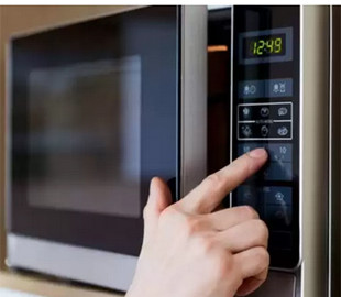 На Запоріжжі рашисти вкрали мікрохвильовку: переплутали її з сейфом