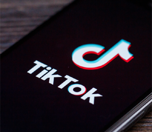 Знову проблема з даними. FCC просить Google та Apple видалити TikTok