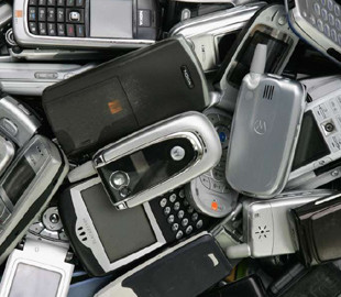 У 2022 році люди викинуть непереробленими 5,3 мільярда телефонів