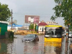 В Сети показали затопленную улицу после дождя в Киеве (фото)