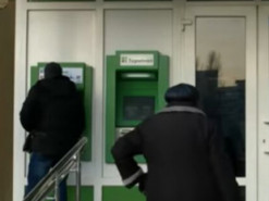 Українка з карткою ПриватБанку втратила пенсію за півроку через шахраїв