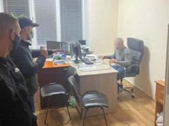 В Днепре полиция задержала семейного врача, который пытался подзаработать на COVID-сертификатах