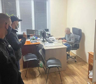 В Днепре полиция задержала семейного врача, который пытался подзаработать на COVID-сертификатах