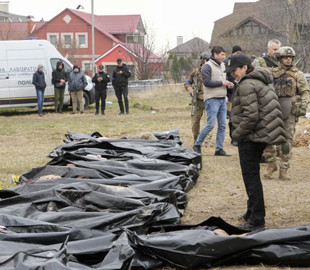 Їздили повз тіла вбитих: журналісти показали відео з Бучі з доказами злочинів окупантів