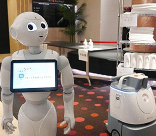 В Токио зараженным COVID-19 помогают роботы