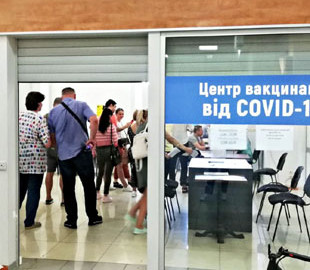 У столичних центрах вакцинації знову виникають черги